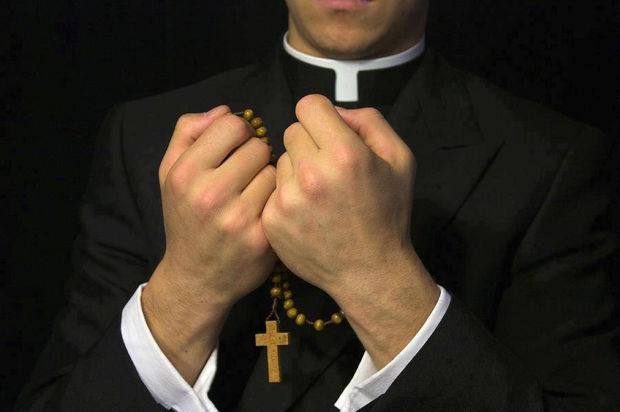 Adolescente estranguló a un sacerdote para librarse de los abusos sexuales que padecía