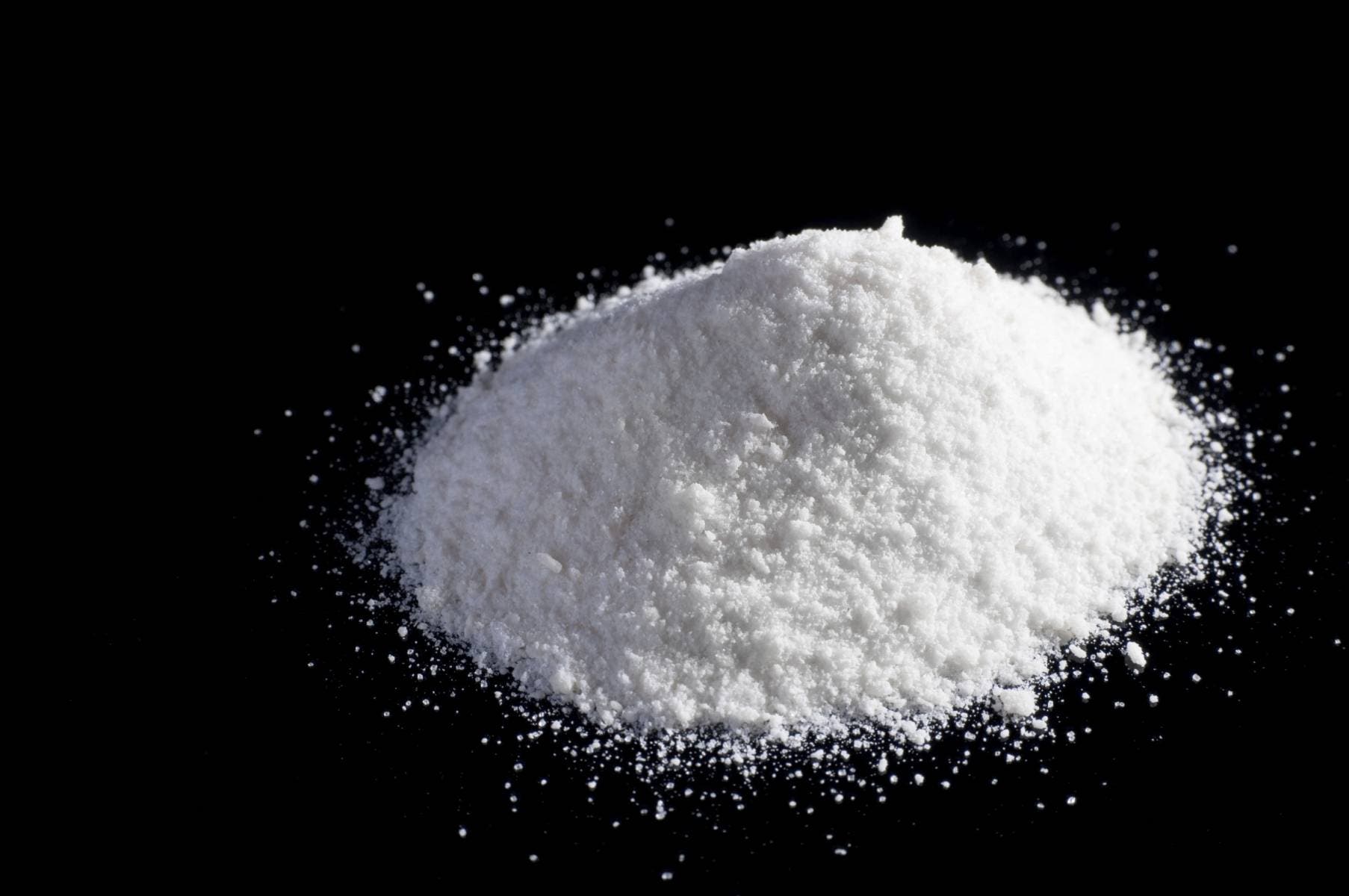 Niña halla cocaína en mochila de compañero de escuela; se la puso en la boca pensando era azúcar
