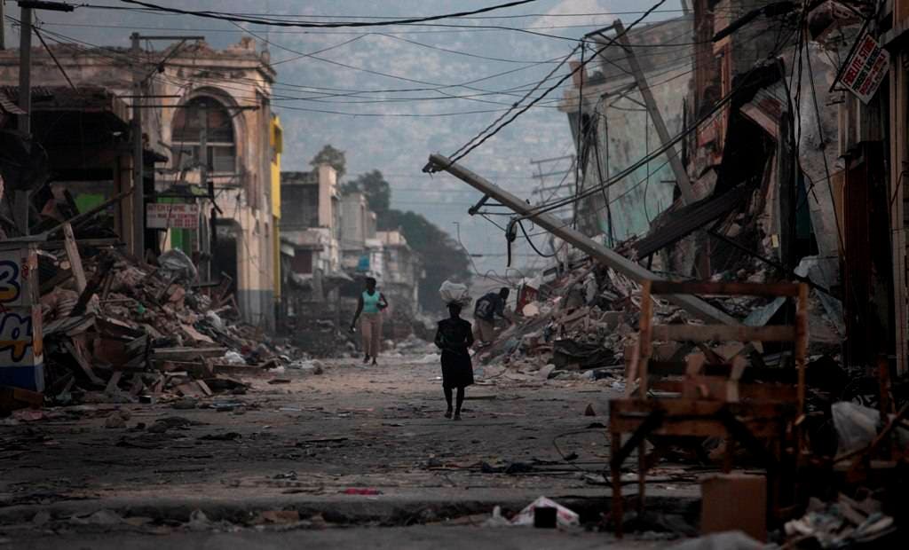 Tras el terremoto, haitianos convierten ruinas en hogares