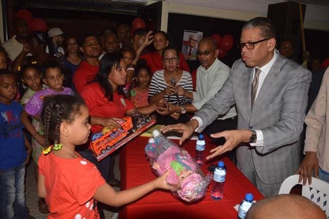 Modesto Guzmán ofrece charla, juramenta jóvenes y entrega juguetes en Herrera