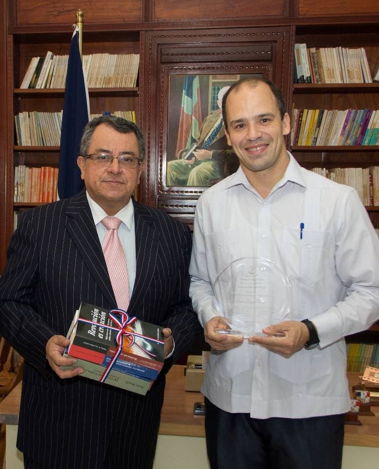 Fundación Juan Bosch despide a embajador de Ecuador López Damm con reconocimiento