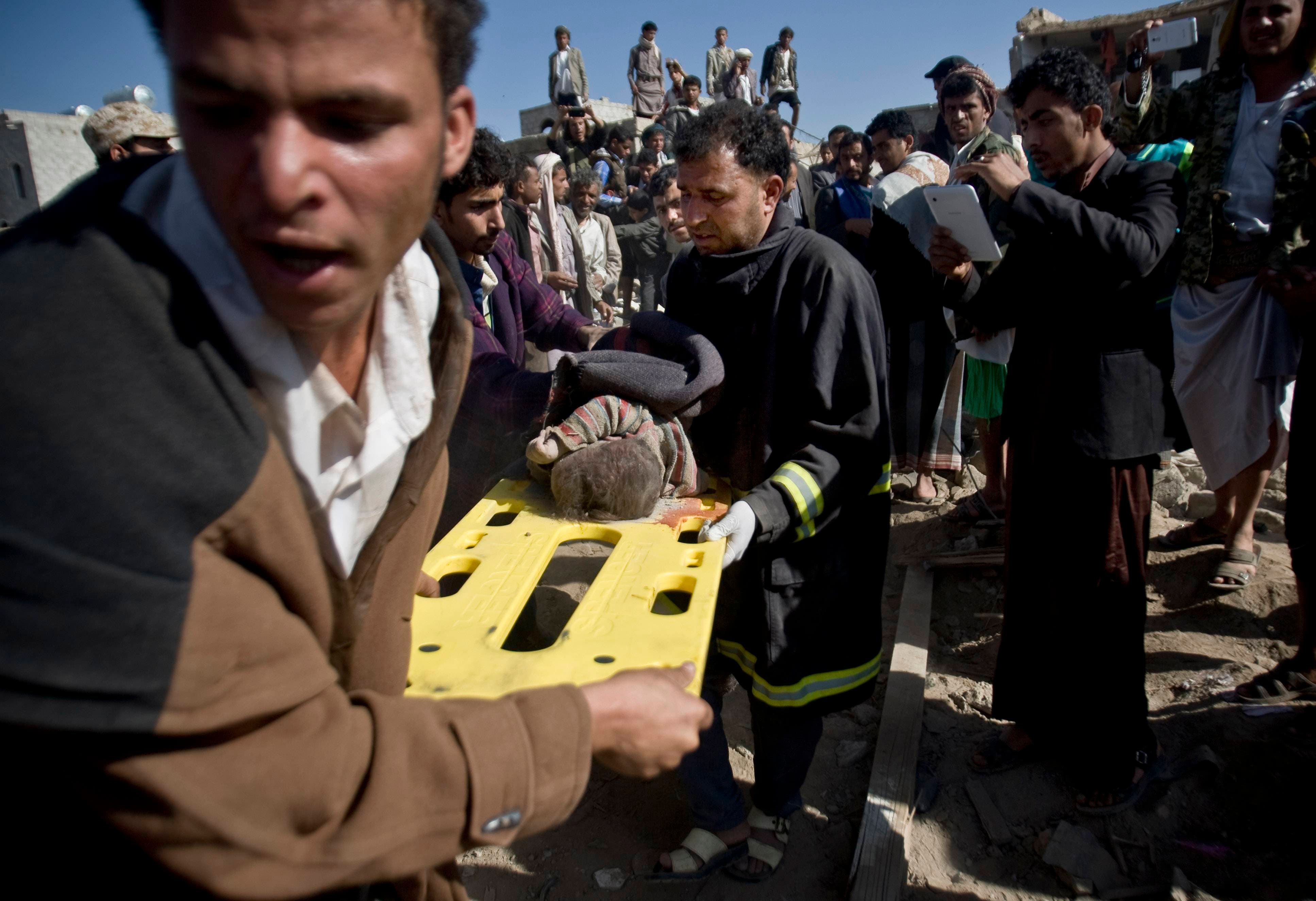 Al menos 40 civiles muertos en bombardeos árabes a un campamento del Yemen