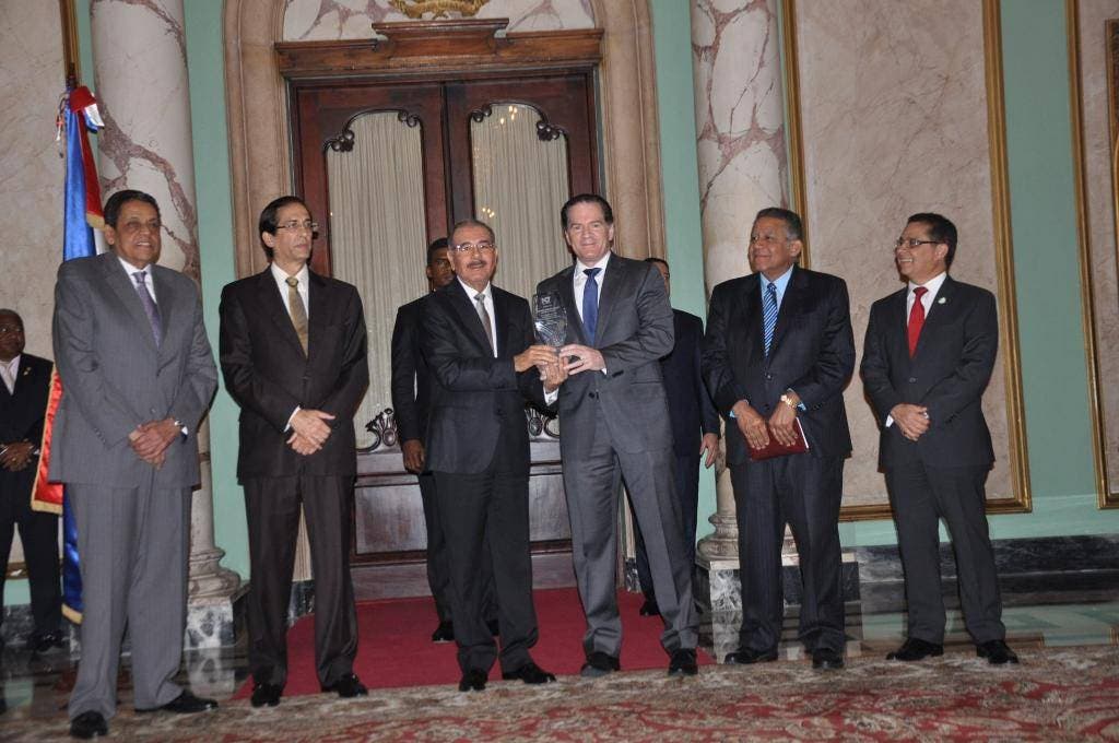 Danilo Medina recibe premio «Personaje del Año 2014» por tercera vez consecutiva