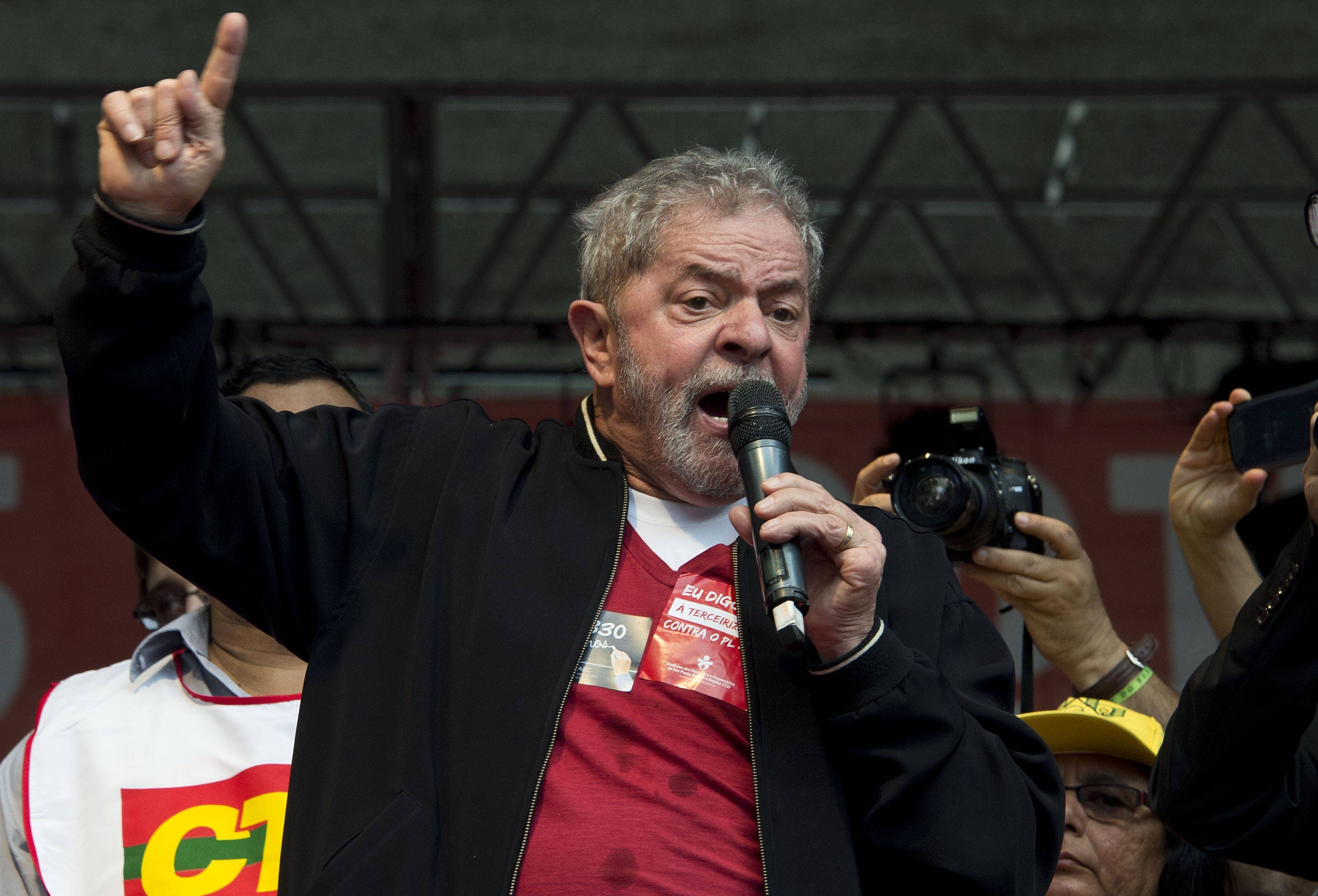 A Lula se le acaba el plazo para entregarse a la justicia brasileña