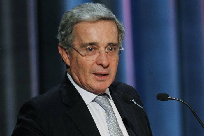 Corte Suprema de Colombia ordena detención domiciliaria de expresidente Uribe