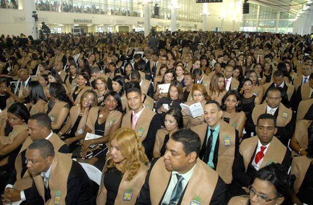 Universidad del Caribe gradúa a 1,587 nuevos profesionales