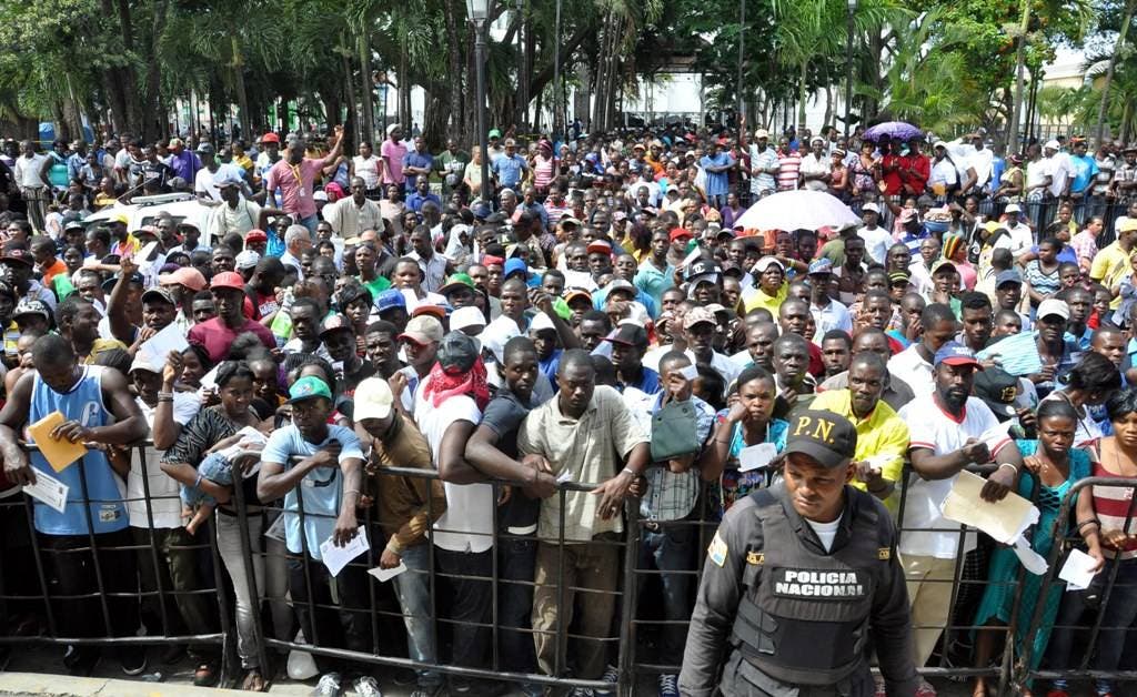 Denuncia RD viola derechos humanos con retraso regularización haitianos