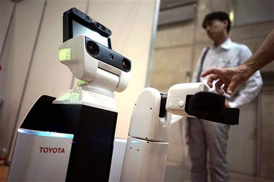 Toyota presenta un robot que recoge y ayuda a enfermos