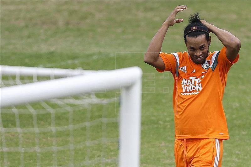 Debut de Ronaldinho y disputa por taquillas animan Liga de Brasil