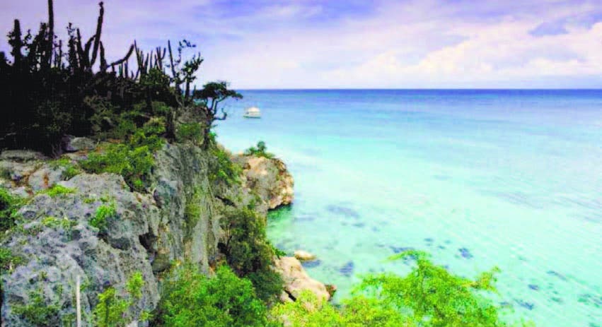 Panorámica donde se puede observar la belleza de la costa rocosa del Parque Nacional Jaragua, Barahona  archivo