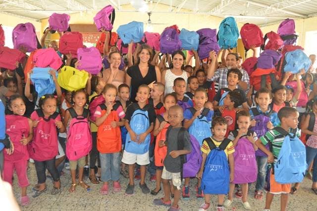 Candidata a diputada Michelle Ortiz entrega útiles escolares donados por Doughty Family Foundation