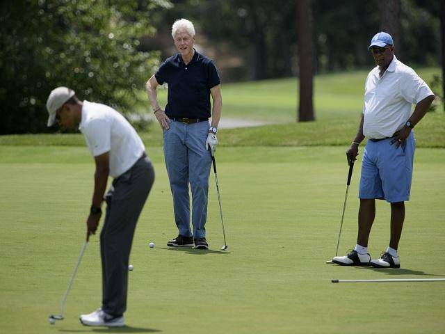 Obama juega al golf con Bill Clinton en sus vacaciones veraniegas