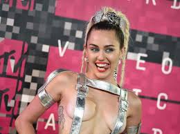 Cyrus sorprende con top de tiras plateadas en premios MTV