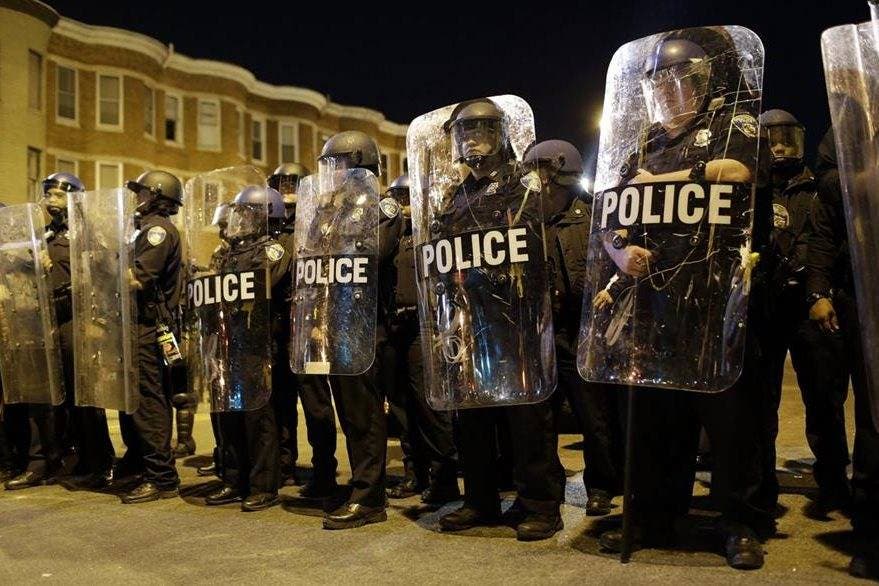 Manifestaciones en centro de EEUU tras muerte de joven negro por policías