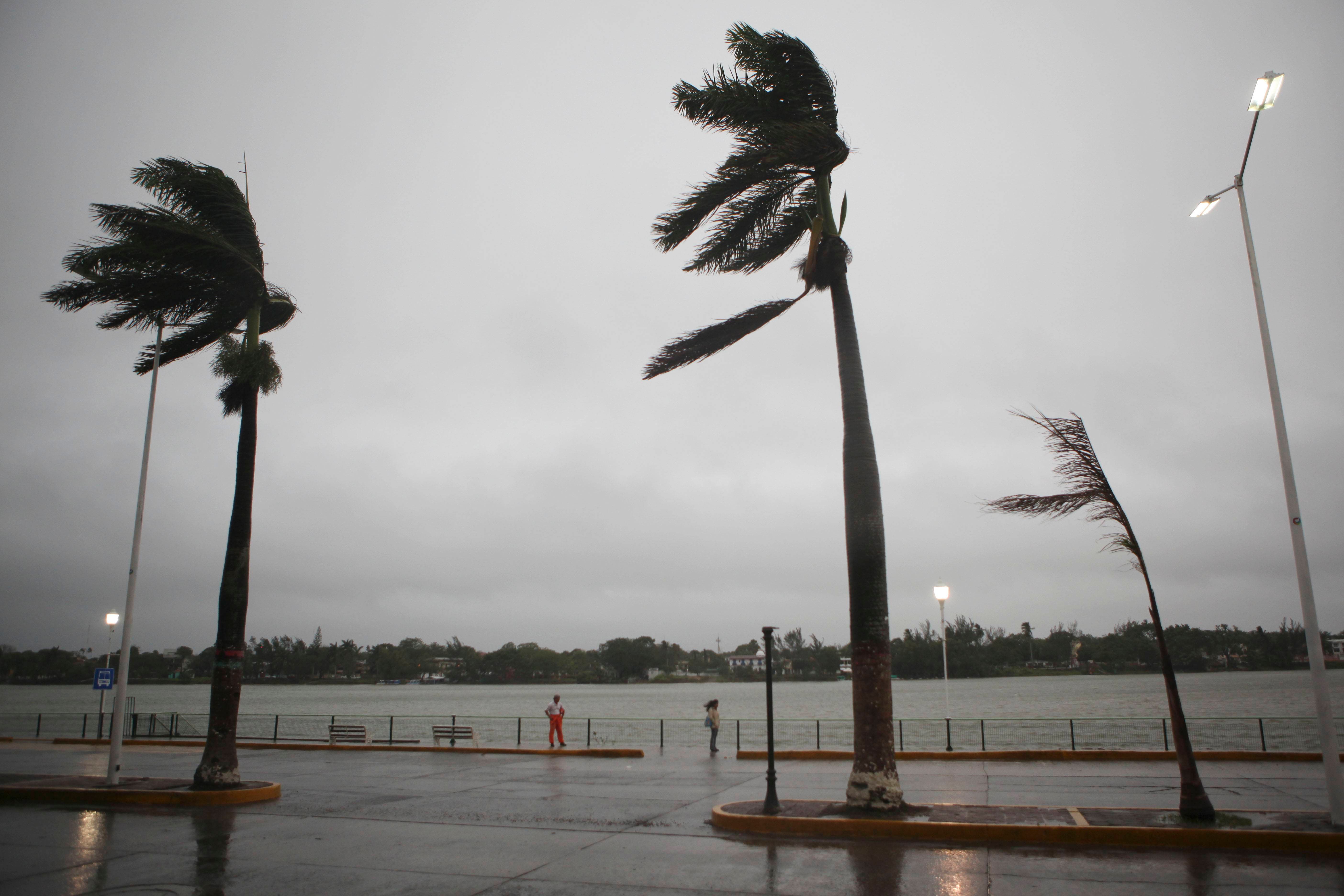 Gobernador de Florida declara estado de emergencia en ante llegada de Erika