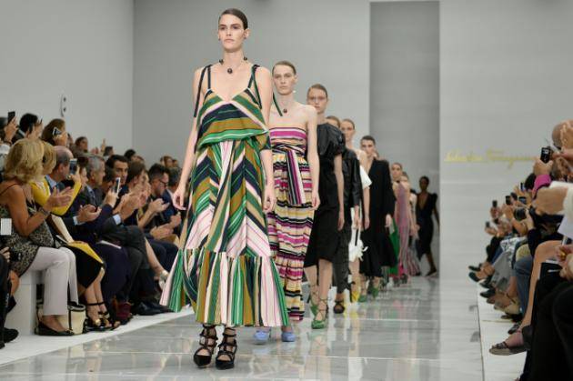 Una explosión de colores evoca el verano en la Semana de la Moda de Milán
