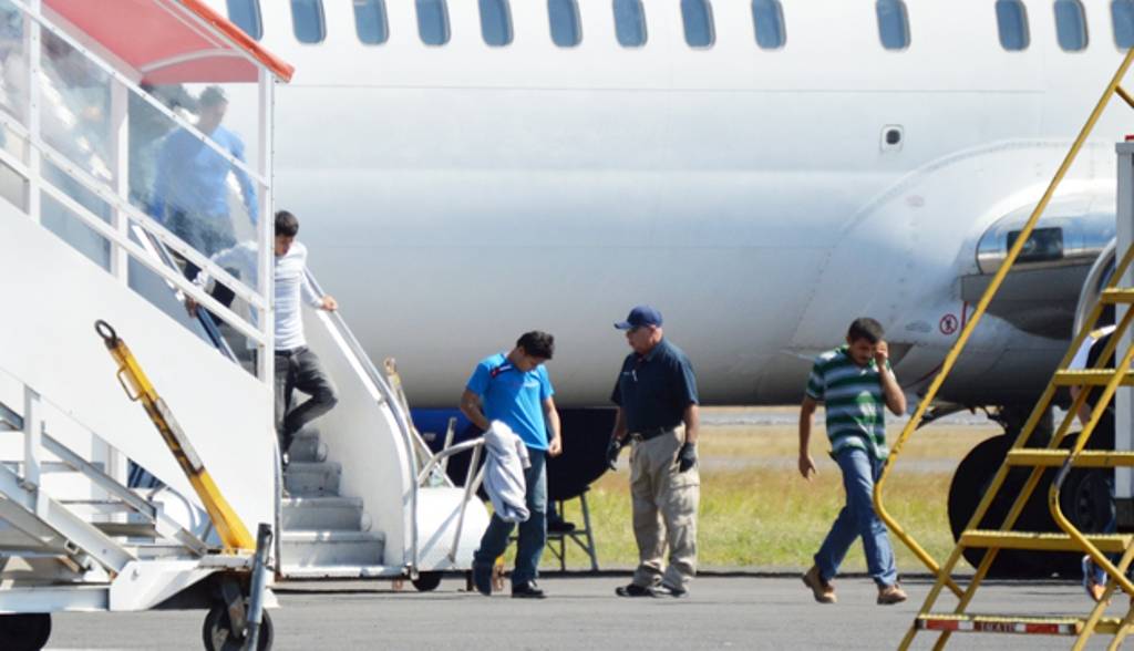 Hoy llega al país el grupo más grande de dominicanos deportados de EE.UU.