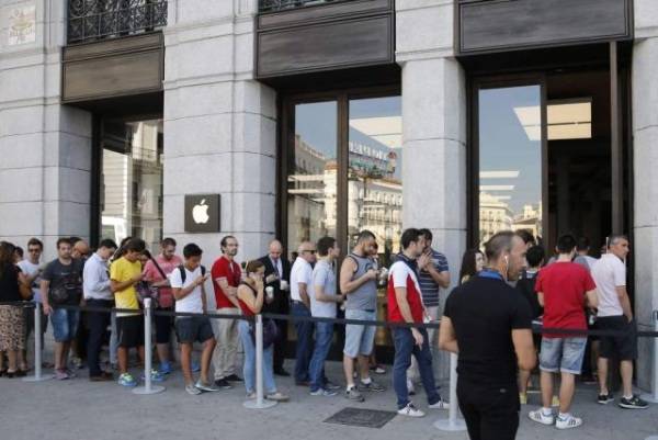 Largas colas y previsiones de ventas récord en debut global del iPhone