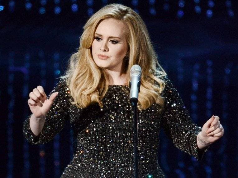Adele irrumpe con “Hello” como canción más vendida de la semana en EE.UU.