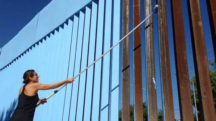 Artistas intentan borrar parte de muro fronterizo en Arizona
