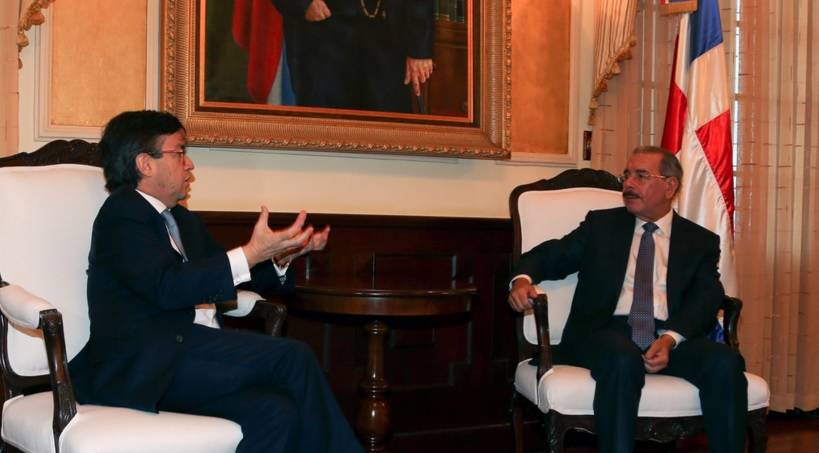 Danilo Medina recibe al presidente del Banco Interamericano de Desarrollo