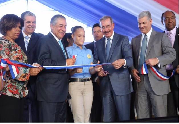 Danilo Medina inaugura centro educativo en Villa Consuelo