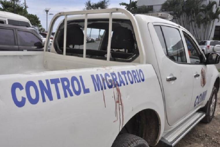 Turba de haitianos agrede con piedras y armas de fuego a agentes migratorios de RD