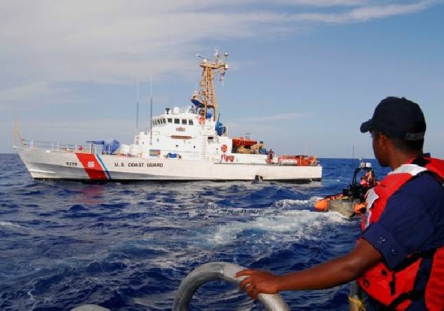 Rescatan a dos náufragos dominicanos en la costa oeste de Puerto Rico