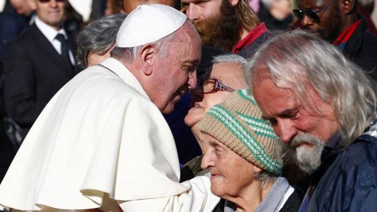 El papa visita a sacerdotes ancianos y enfermos en Roma