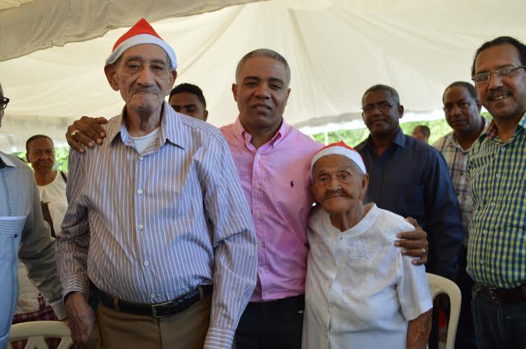 Alcalde de SDN ofrece almuerzo navideño a envejecientes
