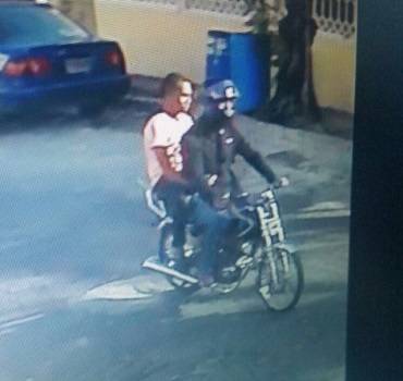 Policía publica foto de hombres en motocicleta hirieron de bala a dos mujeres
