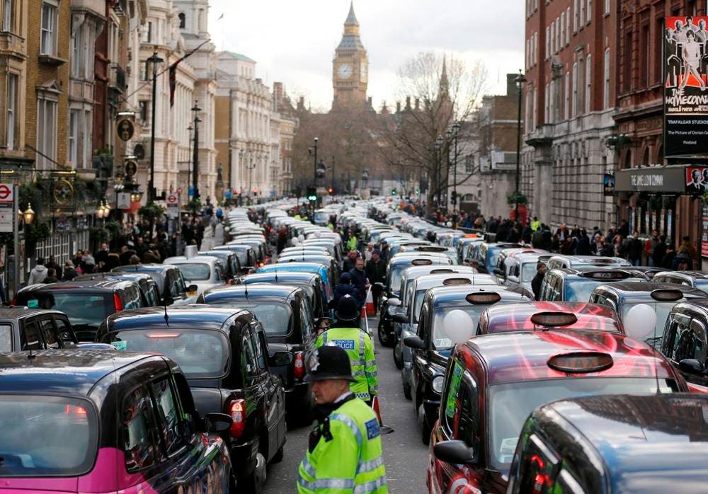 Miles de taxis londinenses bloquean el centro en protesta contra Uber