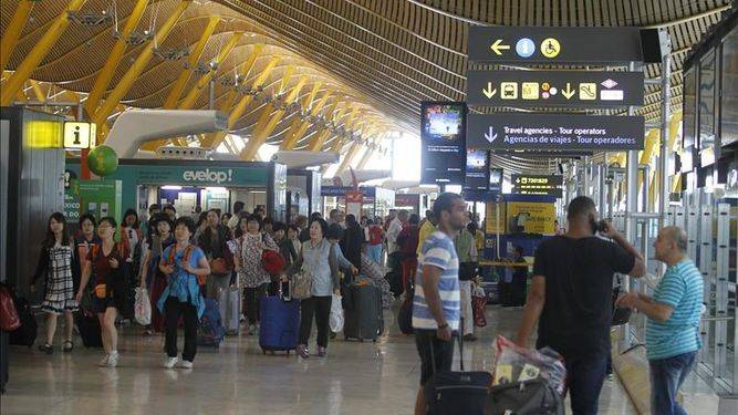 Reducen alarma en aeropuerto de Madrid por amenaza de bomba en un avión saudí