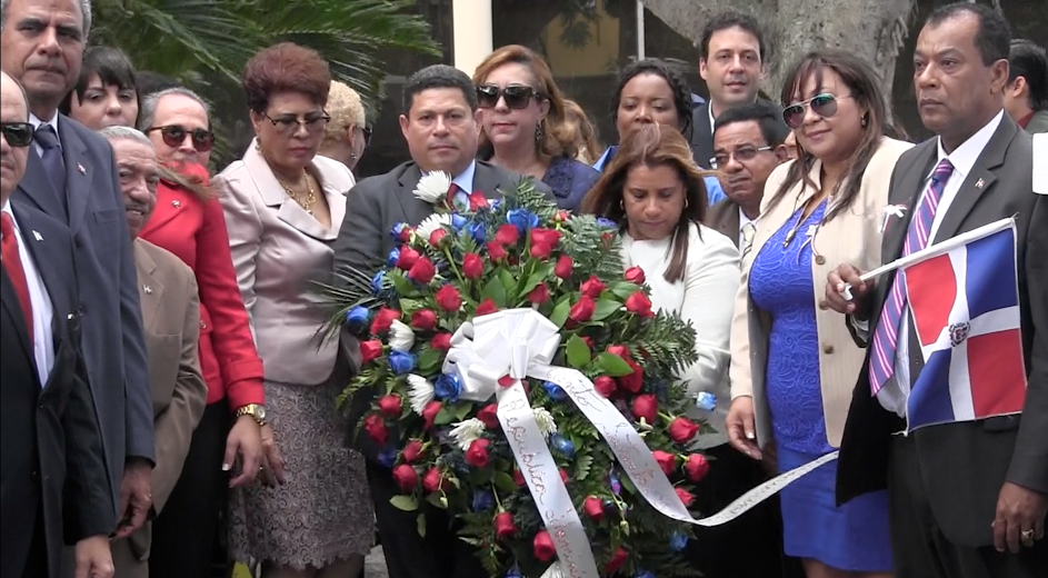 Consulado Dominicano en Puerto Rico deposita ofrenda floral