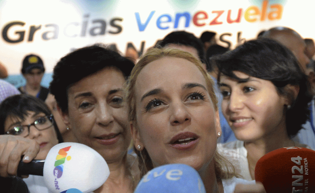 Impiden en aeropuerto de Santo Domingo que esposa de Leopoldo López viaje a Costa Rica