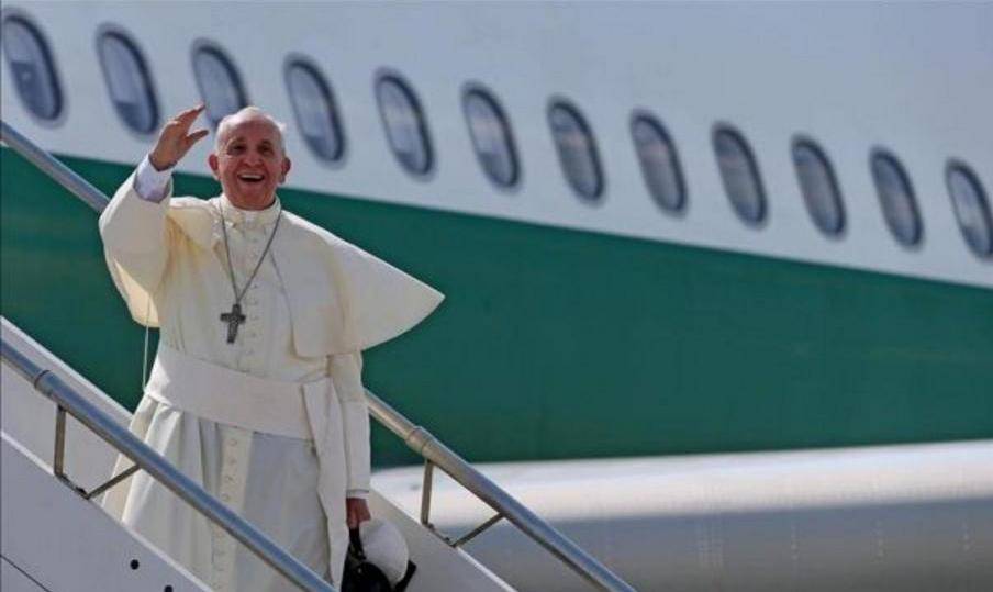 El Papa desea “paz y fuerza” al pueblo español durante su vuelo a Fátima