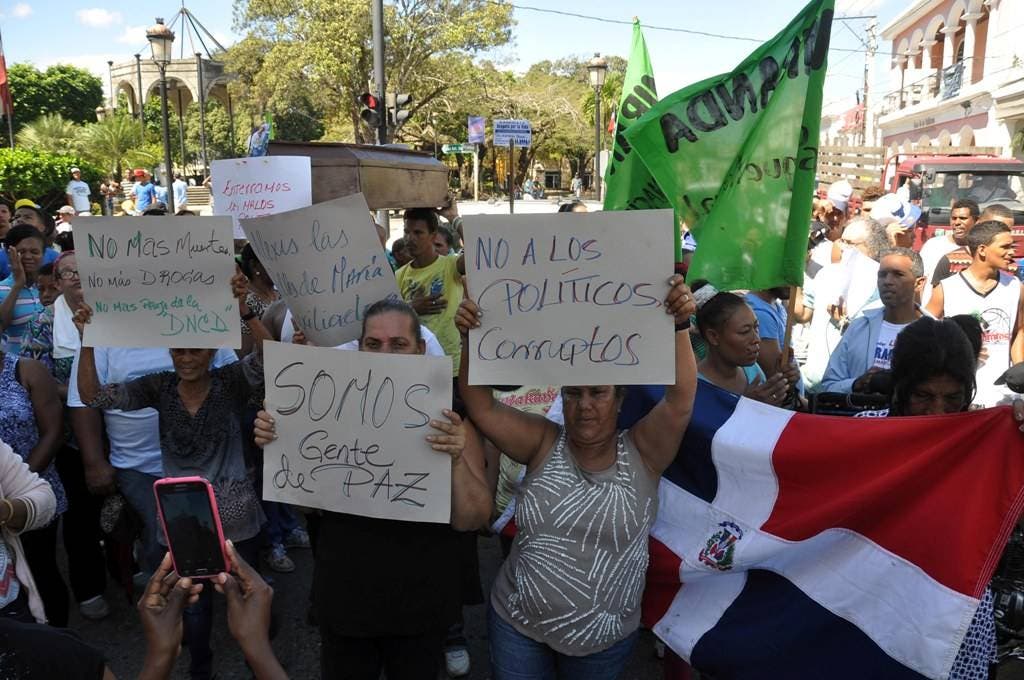 En fotos: Padre Rogelio y moradores «entierran malos políticos» y rechazan planta de gas