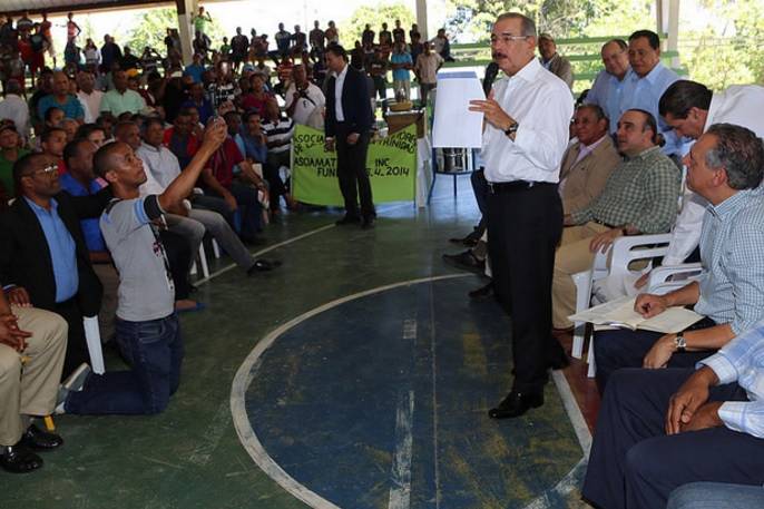 Danilo Medina otorga financiamientos a productores de Nagua en visita sorpresa