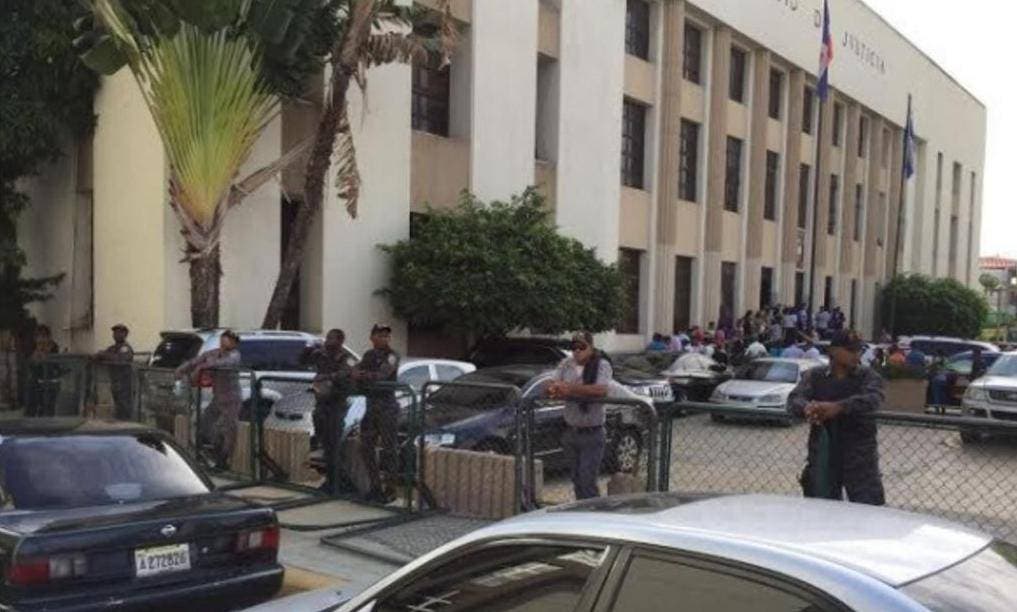 Alta presencia policial en Fiscalía ante medida de coerción a Blas Peralta