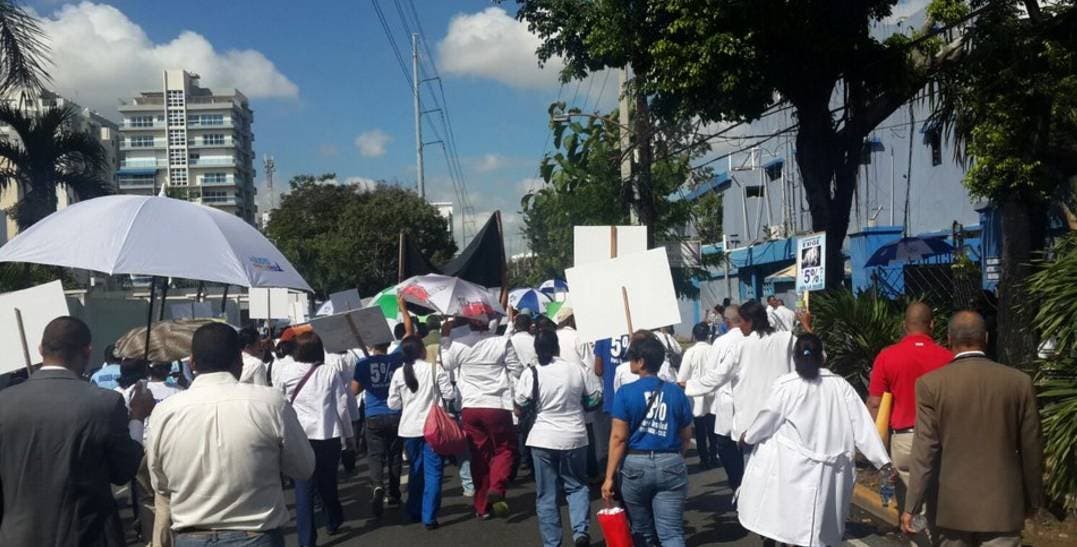 Médicos marchan hacia el Palacio Nacional en demanda de reivindicaciones