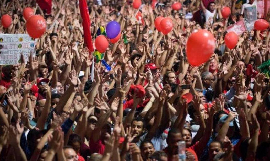 Simpatizantes de Lula realizan vigilia para mostrar su apoyo al expresidente