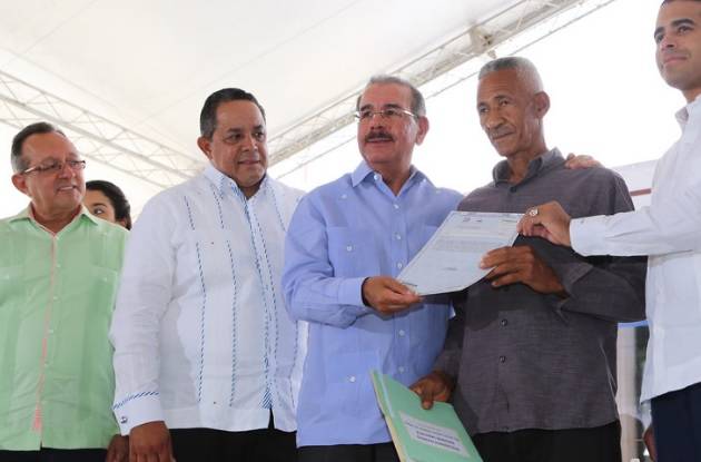 Presidente Medina entrega 2,559 títulos definitivos a parceleros y familias de Azua