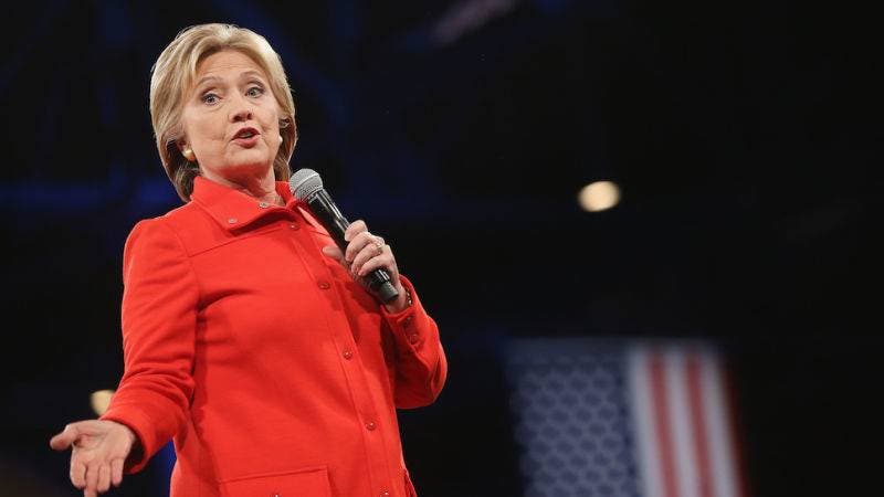 Departamento de Estado dice que Clinton violó sus normas de comunicación