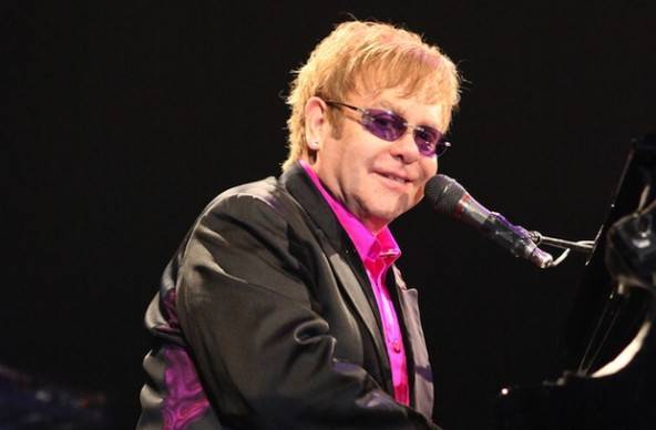 El músico británico Elton John publicará su autobiografía