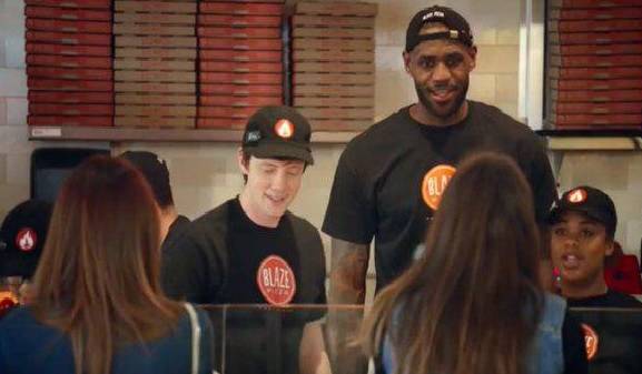 LeBron James se hace pasar como empleado de pizzería