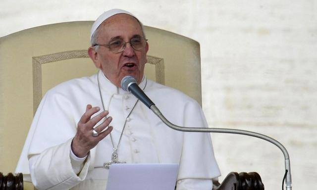 El papa pide en 1 Mayo un modelo de desarrollo que respete la dignidad humana