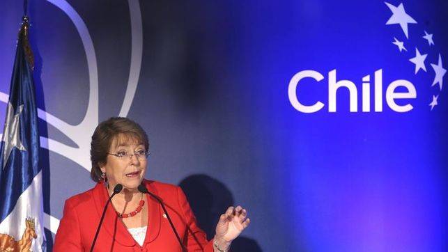 Bachelet indignada por una publicación que la implica en un caso de corrupción