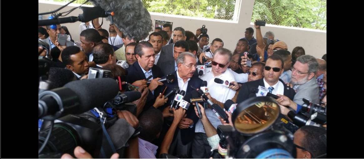 Danilo Medina vota;  cree renuncia de técnicos es irresponsabilidad