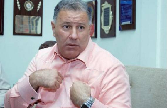 Alcalde de Santiago busca aumentar su sueldo previo abandonar el cargo