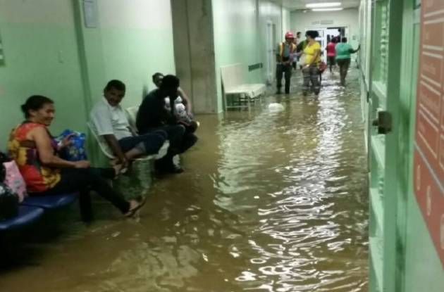 Director OISOE asegura cúmulo de basura provocó inundación de calles y hospitales de Santiago